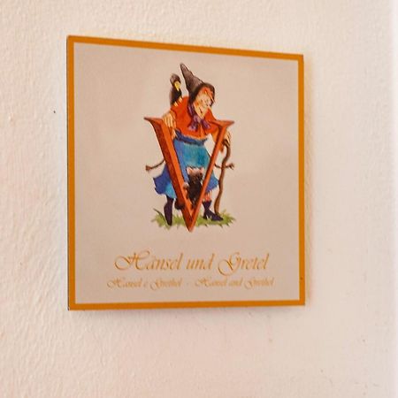 Haensel Und Gretel Schlosshof Umes Exterior foto