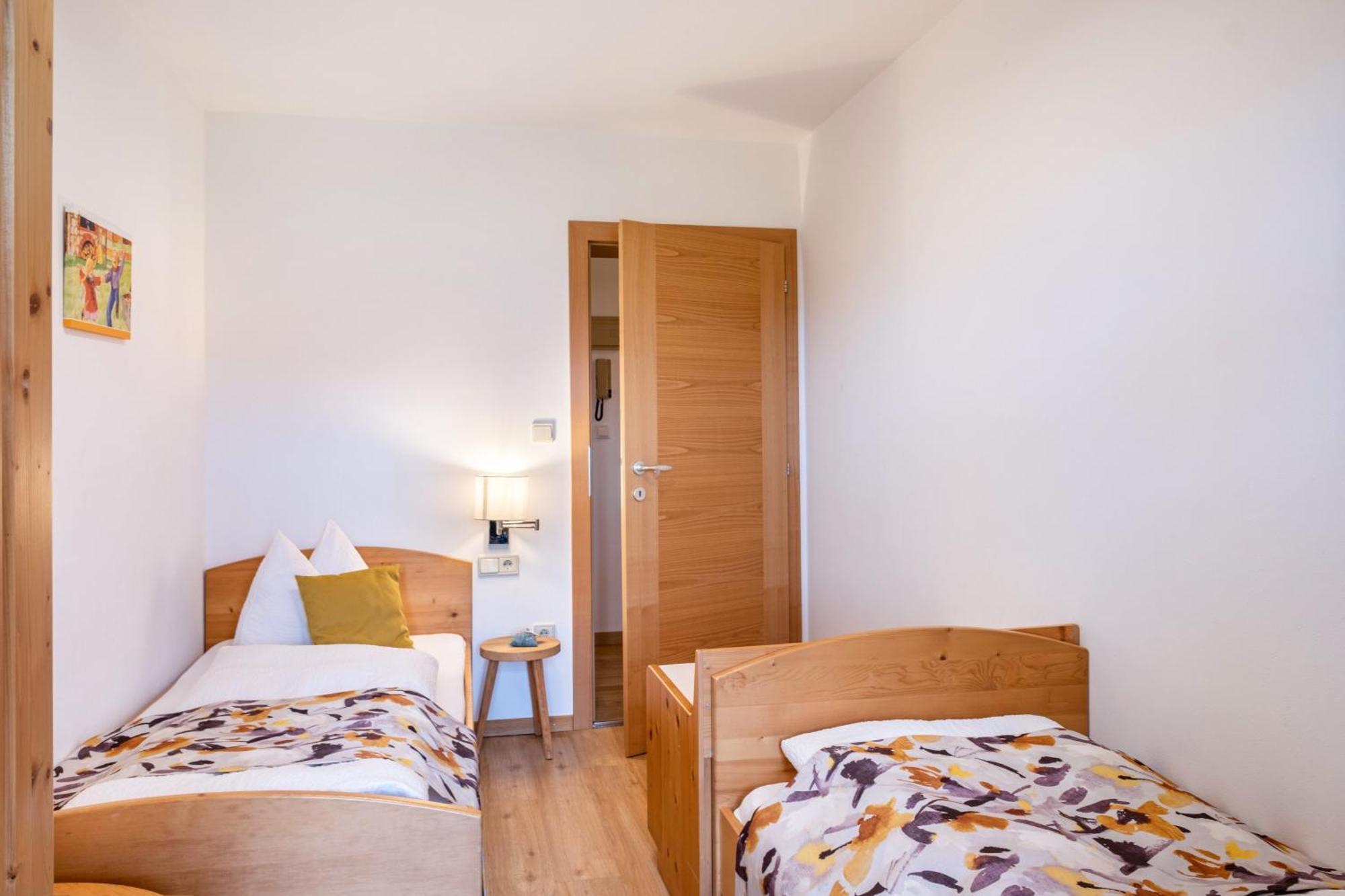 Haensel Und Gretel Schlosshof Umes Exterior foto