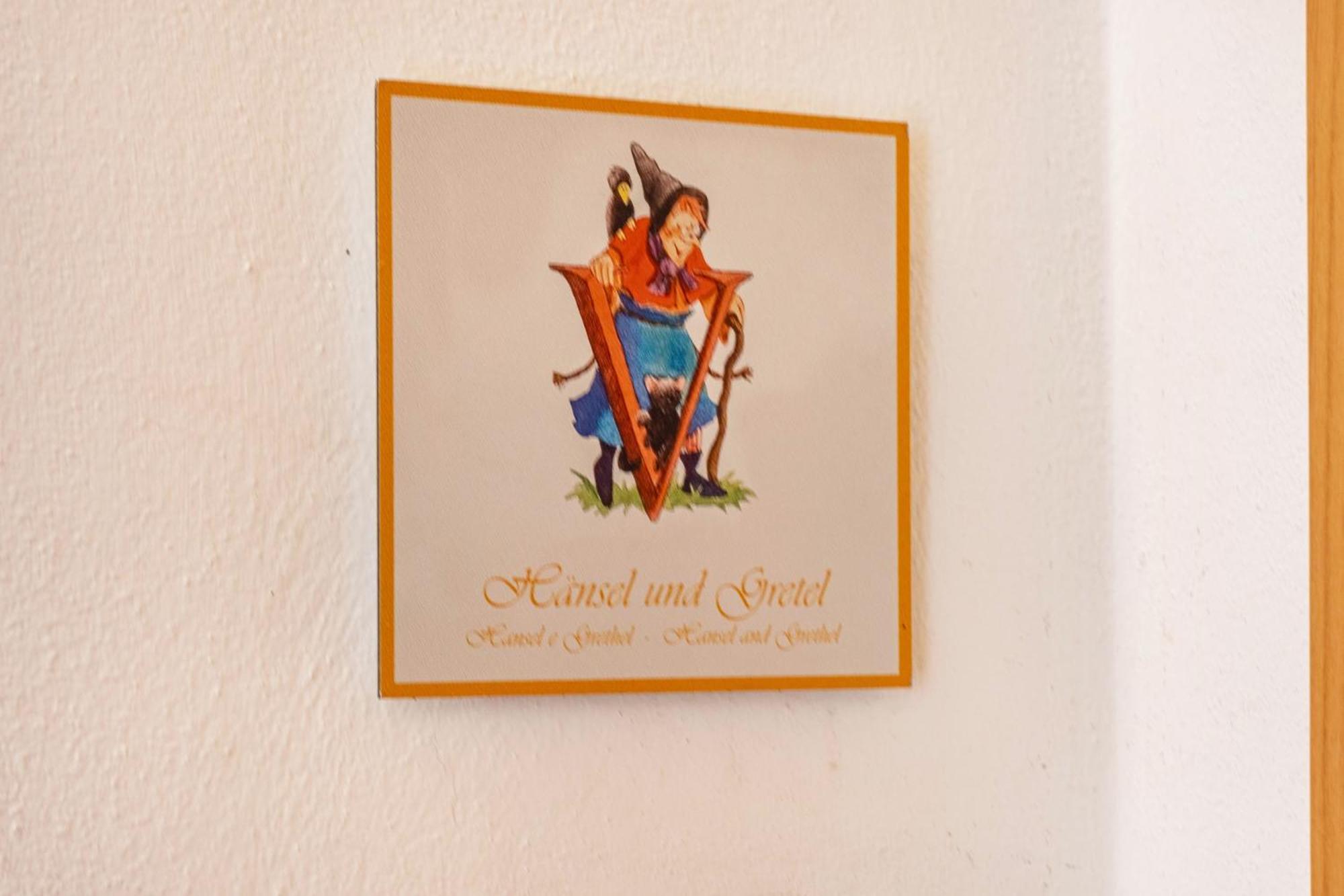 Haensel Und Gretel Schlosshof Umes Exterior foto