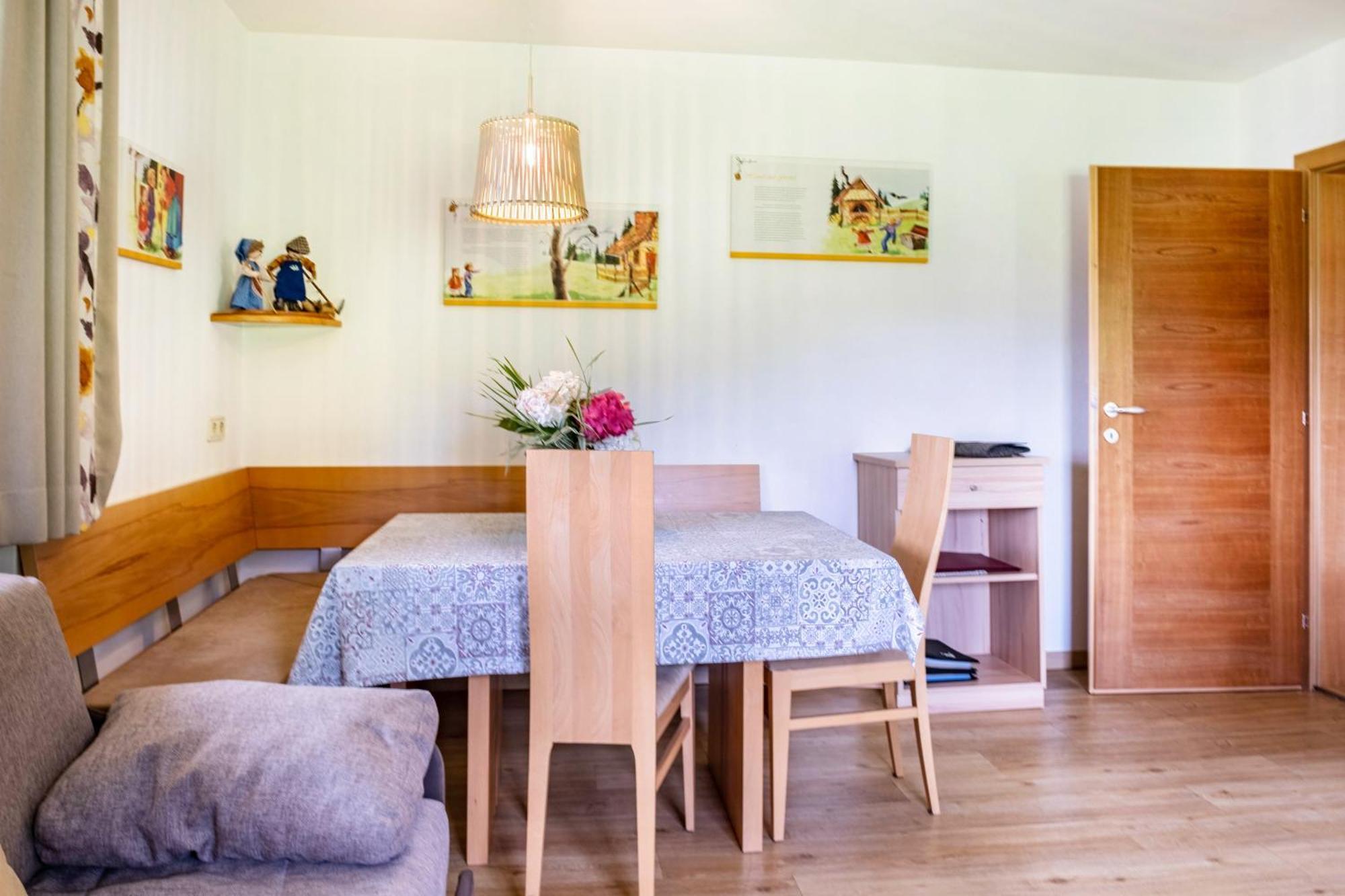 Haensel Und Gretel Schlosshof Umes Exterior foto