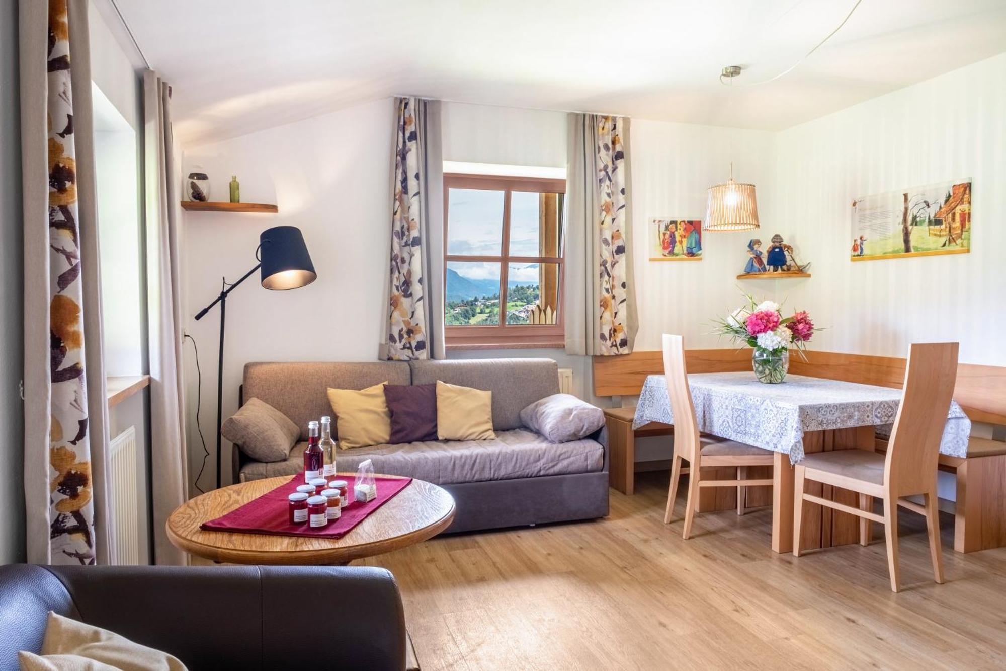 Haensel Und Gretel Schlosshof Umes Exterior foto