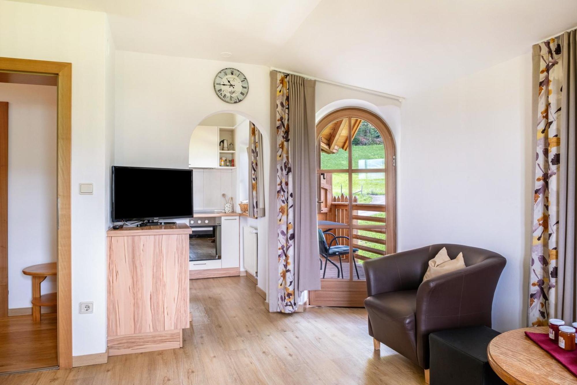Haensel Und Gretel Schlosshof Umes Exterior foto