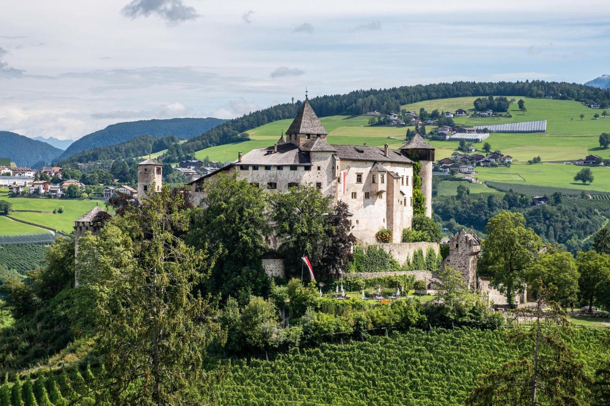 Haensel Und Gretel Schlosshof Umes Exterior foto