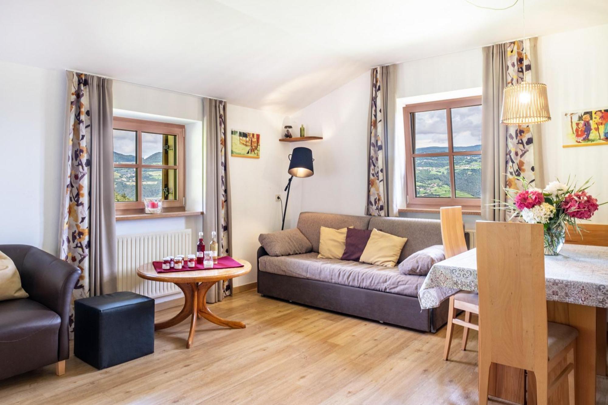 Haensel Und Gretel Schlosshof Umes Exterior foto